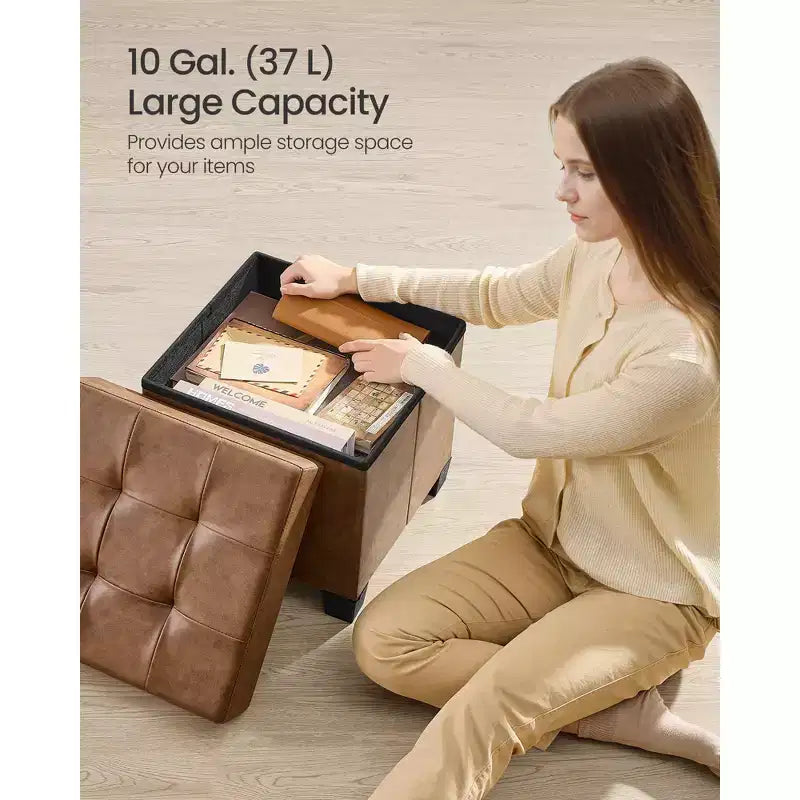 Pouf contenitore a cubo da 38x38x40 cm con gambe. Capacità 37 L. Poggiapiedi in pelle sintetica.
