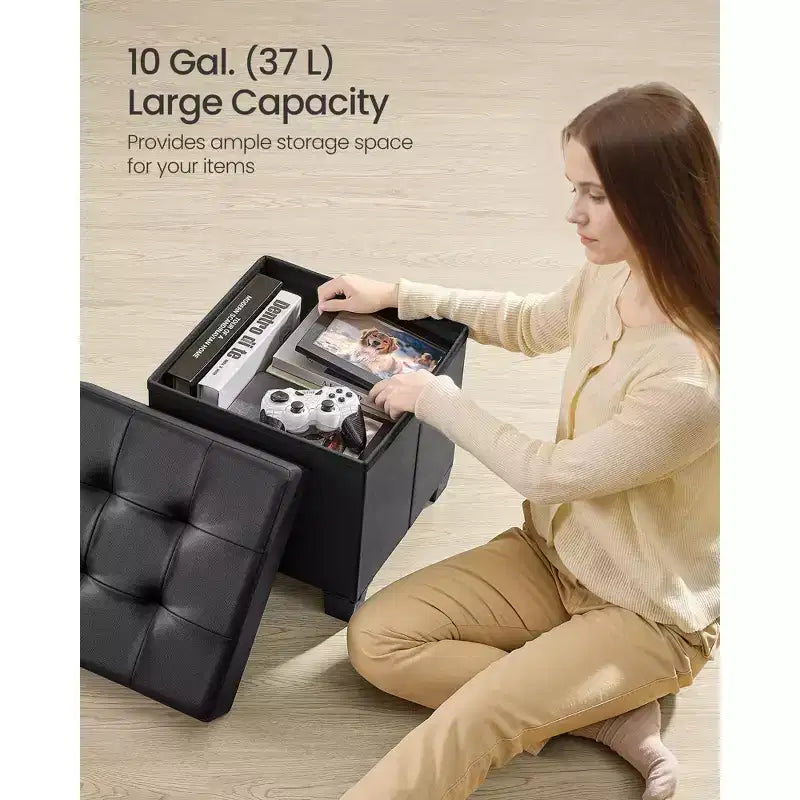 Pouf contenitore a cubo da 38x38x40 cm con gambe. Capacità 37 L. Poggiapiedi in pelle sintetica.