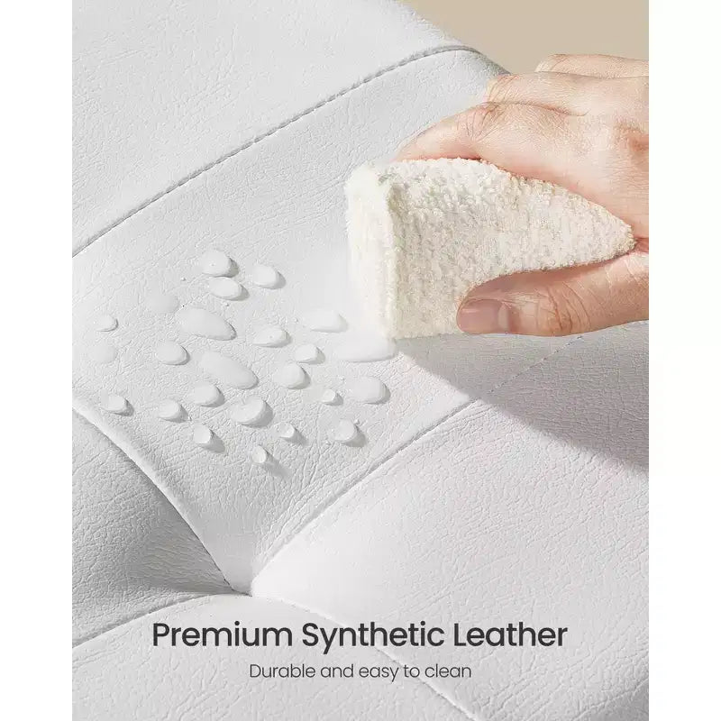 Pouf contenitore a cubo da 38x38x40 cm con gambe. Capacità 37 L. Poggiapiedi in pelle sintetica.
