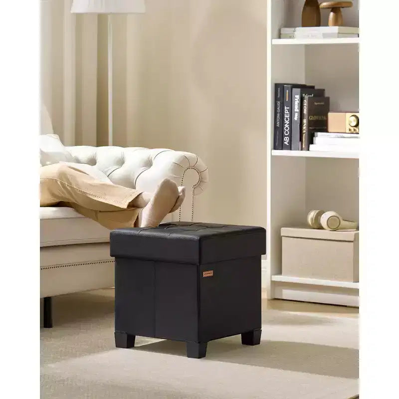 Pouf contenitore a cubo da 38x38x40 cm con gambe. Capacità 37 L. Poggiapiedi in pelle sintetica.