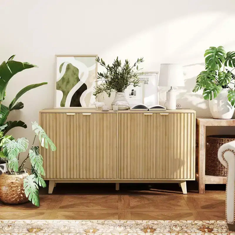 HOMCOM Credenza a Buffet scanalata con Ripostiglio, Madia Moderna da 140cm con 4 Ante, 2 Ripiani Regolabili e 5 Gambe in Legno
