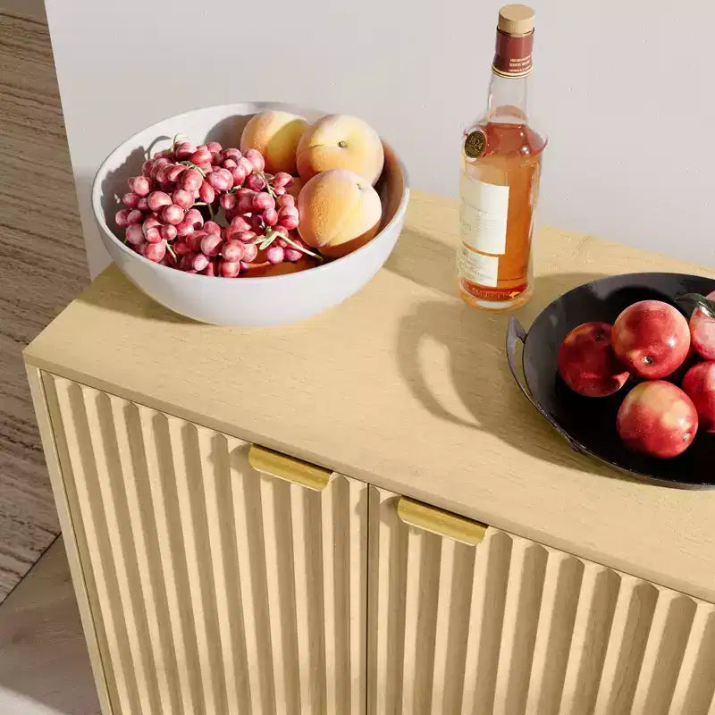 HOMCOM Credenza a Buffet scanalata con Ripostiglio, Madia Moderna da 140cm con 4 Ante, 2 Ripiani Regolabili e 5 Gambe in Legno