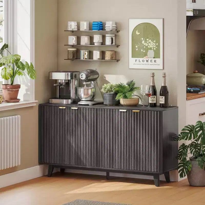 HOMCOM Credenza a Buffet scanalata con Ripostiglio, Madia Moderna da 140cm con 4 Ante, 2 Ripiani Regolabili e 5 Gambe in Legno