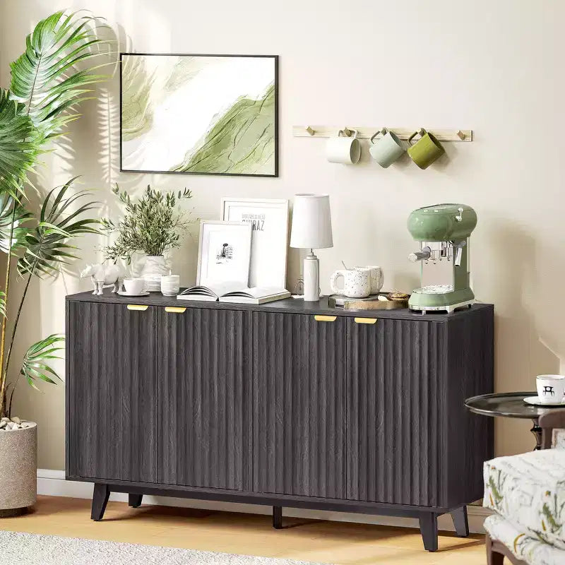 HOMCOM Credenza a Buffet scanalata con Ripostiglio, Madia Moderna da 140cm con 4 Ante, 2 Ripiani Regolabili e 5 Gambe in Legno