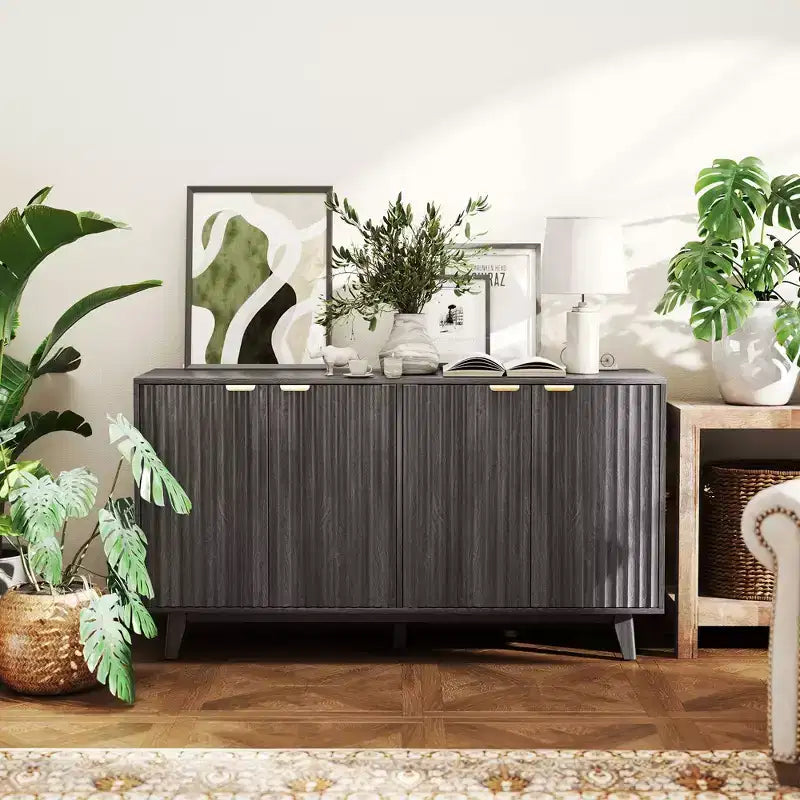 HOMCOM Credenza a Buffet scanalata con Ripostiglio, Madia Moderna da 140cm con 4 Ante, 2 Ripiani Regolabili e 5 Gambe in Legno