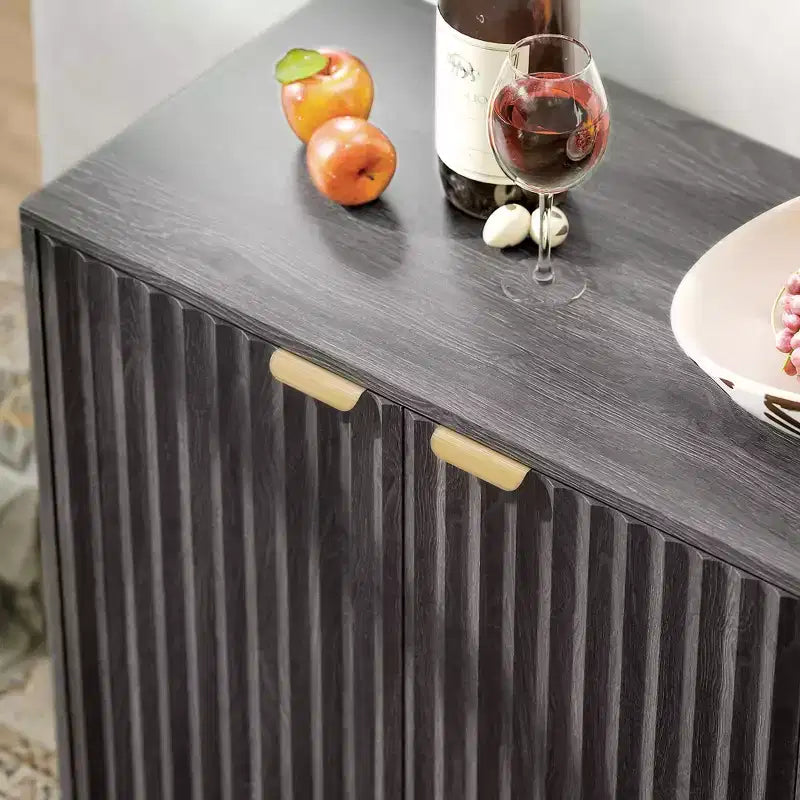 HOMCOM Credenza a Buffet scanalata con Ripostiglio, Madia Moderna da 140cm con 4 Ante, 2 Ripiani Regolabili e 5 Gambe in Legno