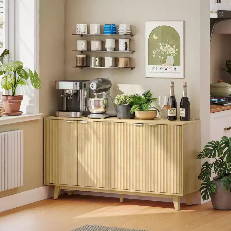 HOMCOM Credenza a Buffet scanalata con Ripostiglio, Madia Moderna da 140cm con 4 Ante, 2 Ripiani Regolabili e 5 Gambe in Legno