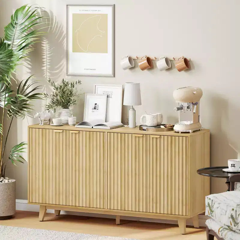 HOMCOM Credenza a Buffet scanalata con Ripostiglio, Madia Moderna da 140cm con 4 Ante, 2 Ripiani Regolabili e 5 Gambe in Legno