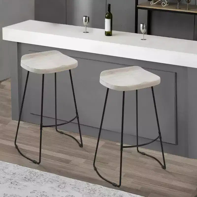 Sgabello da Bar Senza Schienale Artigianale da 30 Pollici con Seduta a Sella in Legno di Mango Decapato e Base in Metallo Nero