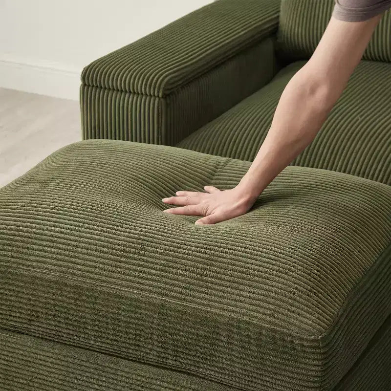 Divano sezionale Dovelina con seduta profonda verde e pouf, 4 posti