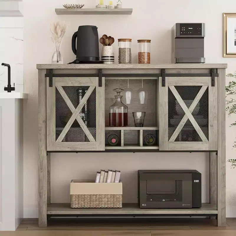 60 Mobile Bar Caffè e Vini stile Farmhouse con Ante Scorrevoli a Granaio - Credenza Rustica con Portabottiglie Integrati, Ripiani Aperti
