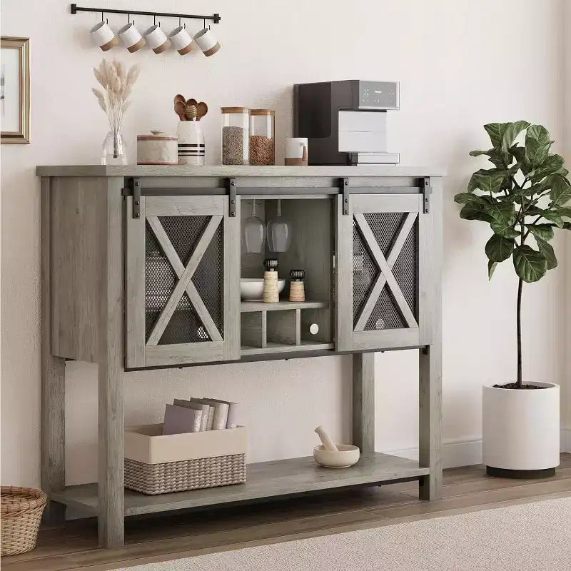 60 Mobile Bar Caffè e Vini stile Farmhouse con Ante Scorrevoli a Granaio - Credenza Rustica con Portabottiglie Integrati, Ripiani Aperti