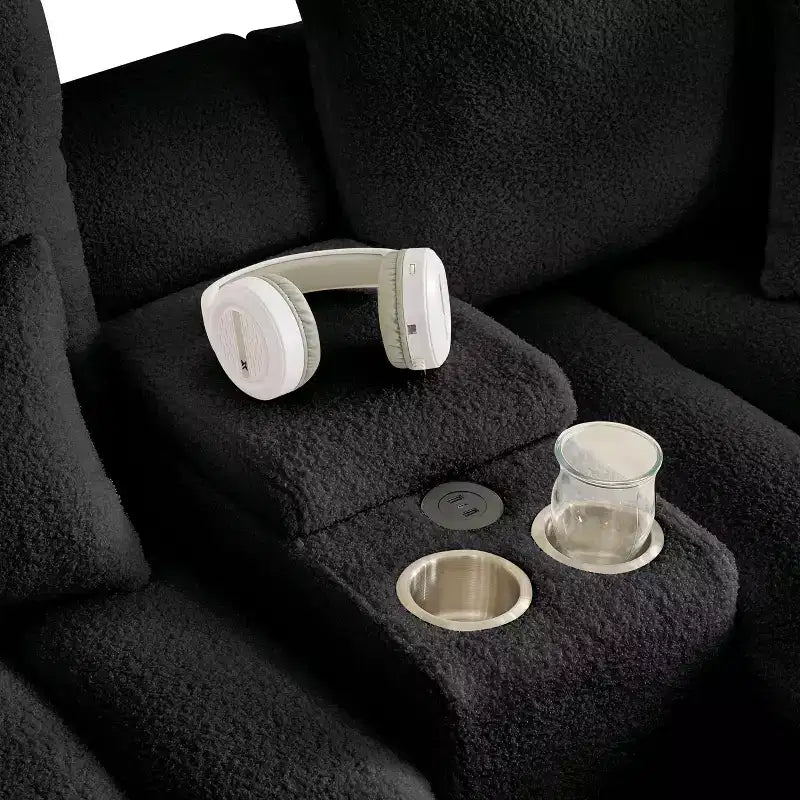 Divano componibile moderno a L imbottito a 3 posti con console e cuscini GDFStudio Lyney 91.73