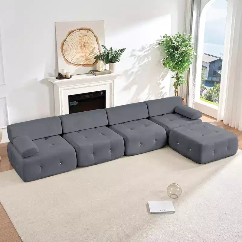 Divano sezionale in velluto a forma di L Mjkone, divano componibile a 4 posti con pouf, divani trasformabili con bordo borchiato