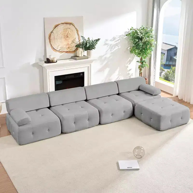 Divano sezionale in velluto a forma di L Mjkone, divano componibile a 4 posti con pouf, divani trasformabili con bordo borchiato