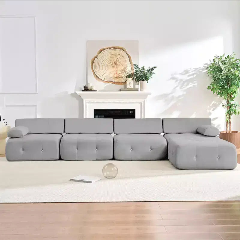 Divano sezionale in velluto a forma di L Mjkone, divano componibile a 4 posti con pouf, divani trasformabili con bordo borchiato