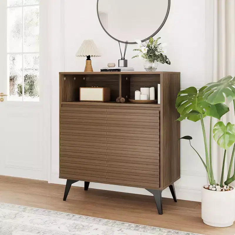 Credenza contenitore scanalata con gambe in metallo, madia moderna di metà secolo, credenza a buffet con contenitore