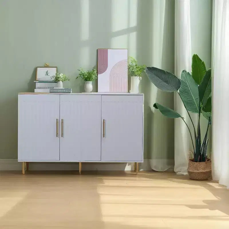 Grand meuble de rangement Okak 140 cm, buffet avec 3 portes et poignées dorées, meuble de service pour cuisine, salle à manger, salon, blanc