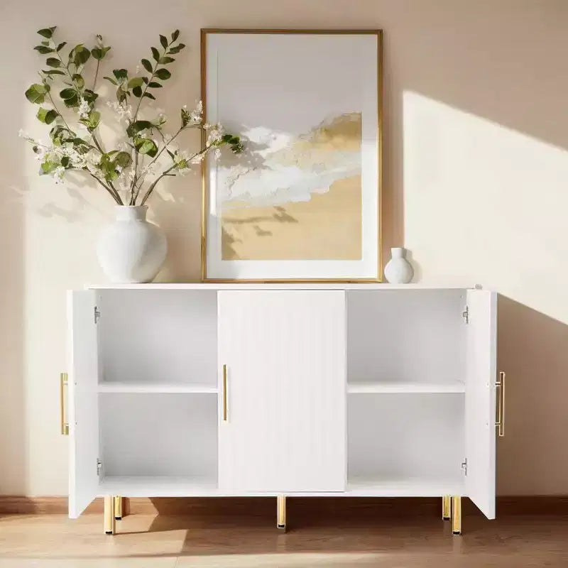 Grand meuble de rangement Okak 140 cm, buffet avec 3 portes et poignées dorées, meuble de service pour cuisine, salle à manger, salon, blanc