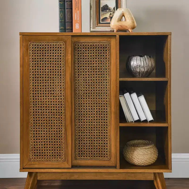 MAYEERTY Bahut buffet moderne du milieu du siècle en rotin avec étagère réglable, pieds en bois massif, portes en rotin Noyer