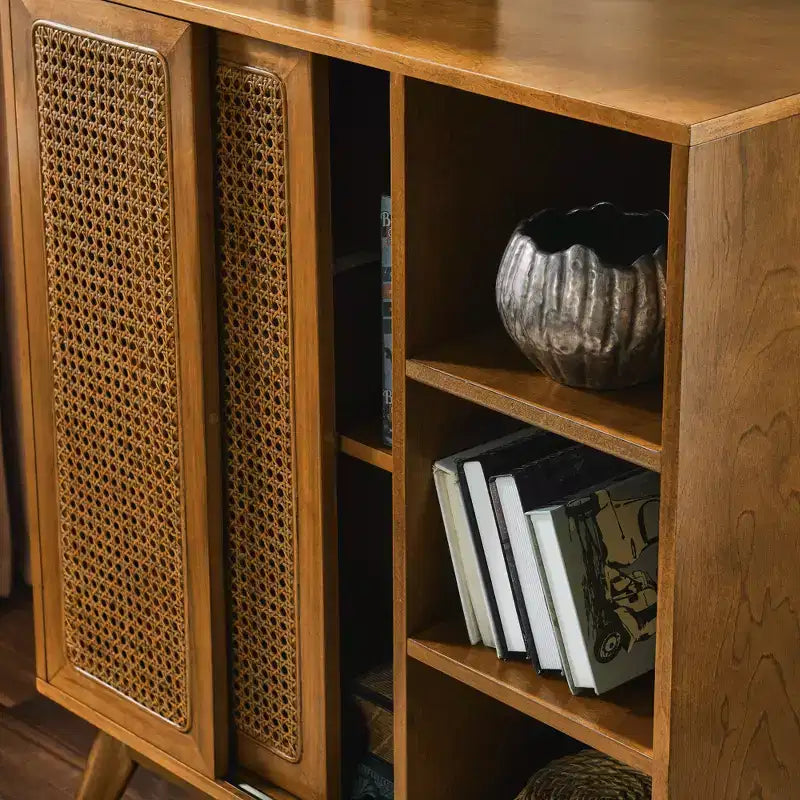 MAYEERTY Bahut buffet moderne du milieu du siècle en rotin avec étagère réglable, pieds en bois massif, portes en rotin Noyer