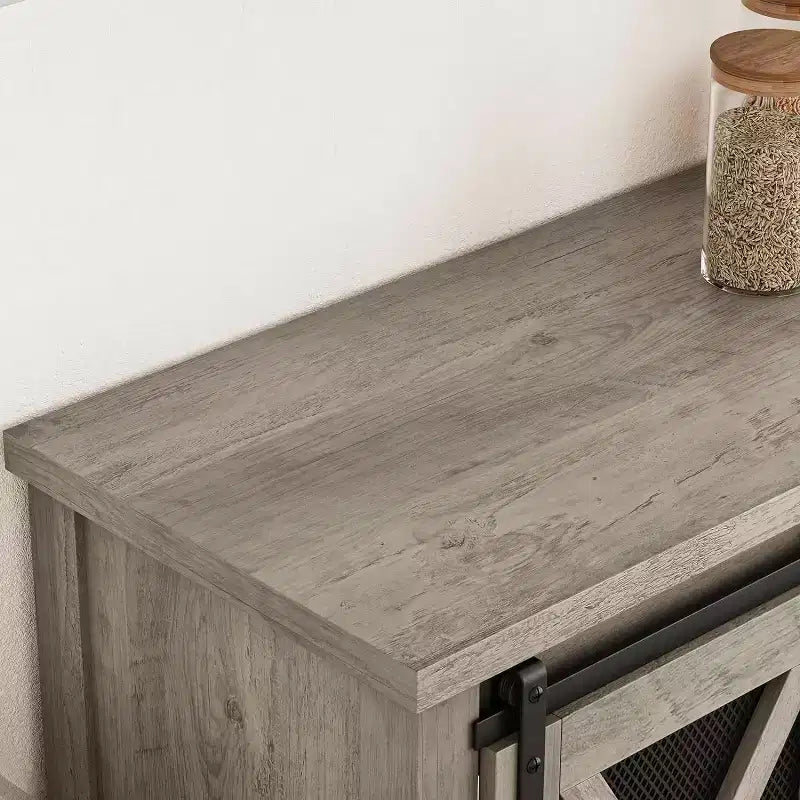 Mobile Bar con Porta Scorrevole a Fienile, Credenza Rustica da Cucina con Portabottiglie e Portabicchieri, Mobile Contenitore per Liquori per Sala da Pranzo, Grigio