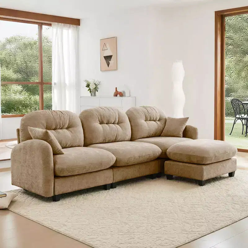 Divano componibile a L a 3 posti in tessuto ciniglia beige con pouf per soggiorno