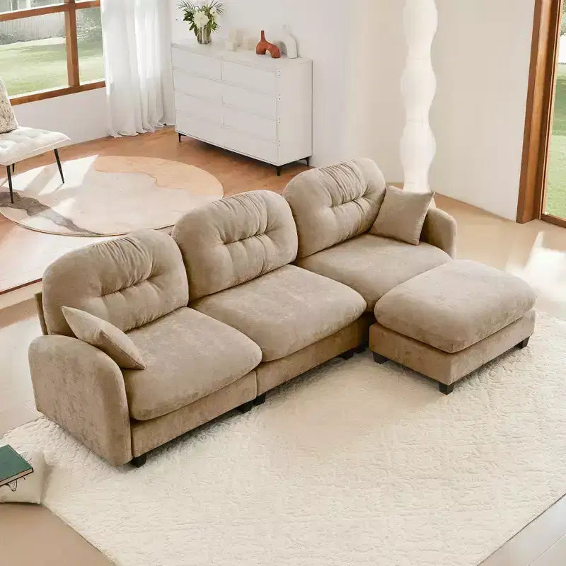 Divano componibile a L a 3 posti in tessuto ciniglia beige con pouf per soggiorno