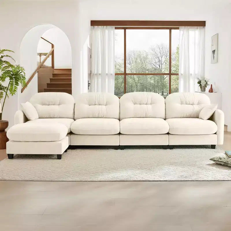 Divano componibile a L in ciniglia beige con pouf e base in legno di alta qualità per salotti