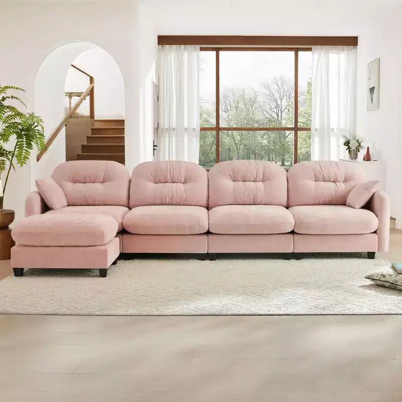 Divano componibile a L in ciniglia beige con pouf e base in legno di alta qualità per salotti