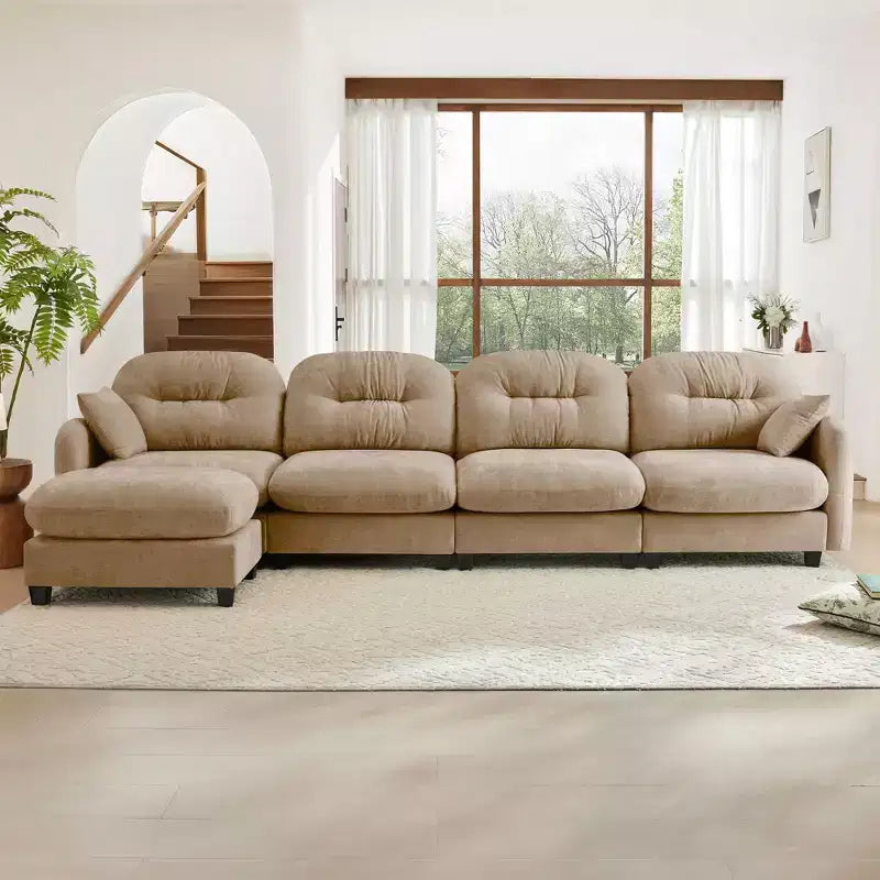 Divano componibile a L in ciniglia beige con pouf e base in legno di alta qualità per salotti