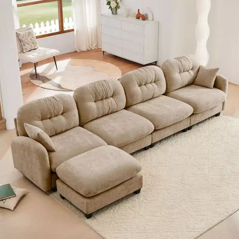 Divano componibile a L in ciniglia beige con pouf e base in legno di alta qualità per salotti