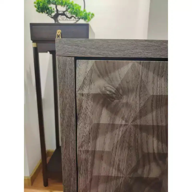 Mobile credenza moderno Okak, mobile buffet con 4 ante dal design geometrico elegante, armadietto contenitore per soggiorno, ufficio, cucina