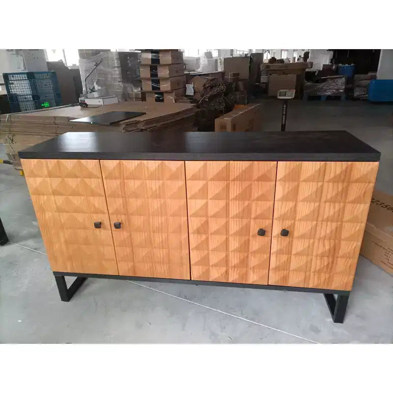 Mobile credenza moderno Okak, mobile buffet con 4 ante dal design geometrico elegante, armadietto contenitore per soggiorno, ufficio, cucina