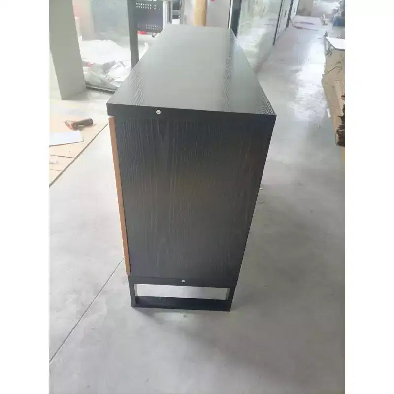 Mobile credenza moderno Okak, mobile buffet con 4 ante dal design geometrico elegante, armadietto contenitore per soggiorno, ufficio, cucina