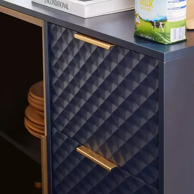 Mobile contenitore Okak Modern Carved con anta in vetro temperato, mobile laterale con piedini in metallo regolabili, mobile credenza per soggiorno