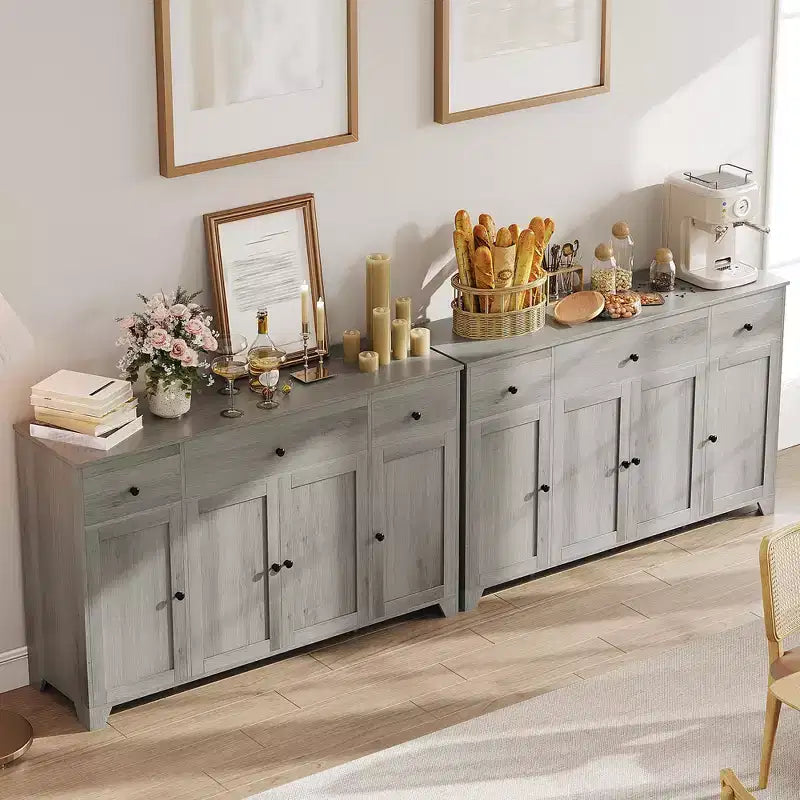 Credenza a buffet da 140 cm con mobile contenitore, mobile contenitore da cucina minimalista con ripiano regolabile, 3 cassetti e 4 ante per sala da pranzo e soggiorno - Bianco