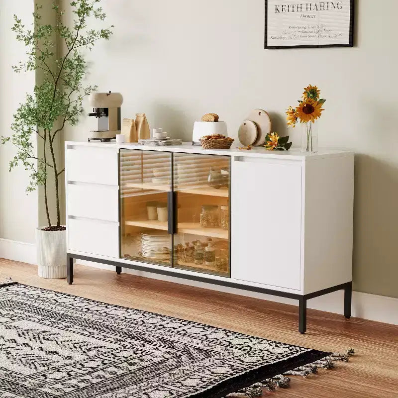 Buffet de Bar à Café de 63 po avec Armoire de Rangement, 3 Tiroirs, Îlot de Cuisine de Style Ferme Blanc avec 2 Portes Vitrées, Table de Desserte pour Salle à Manger et Cuisine