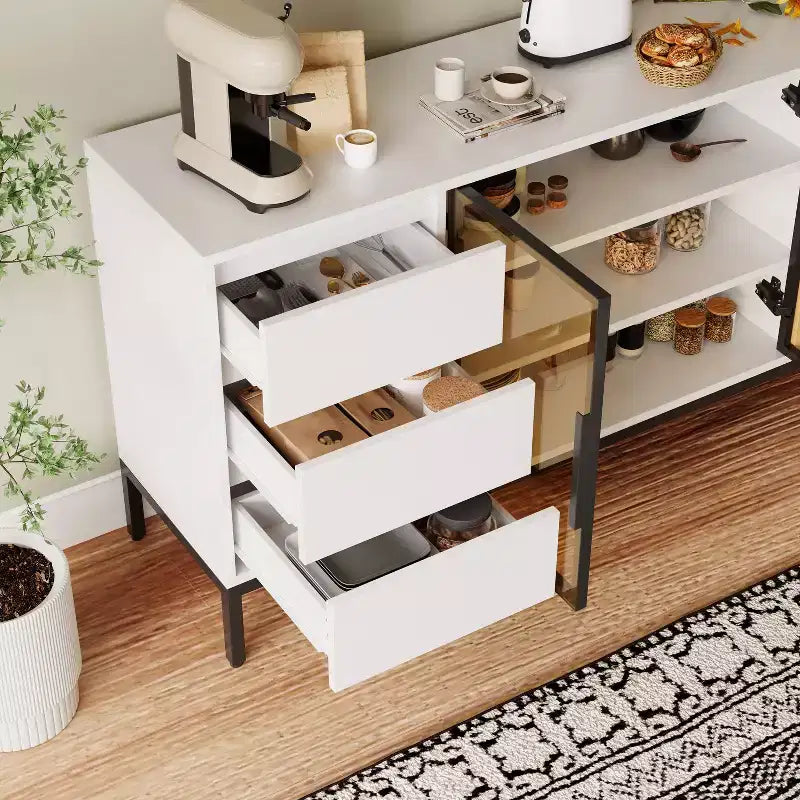 Buffet de Bar à Café de 63 po avec Armoire de Rangement, 3 Tiroirs, Îlot de Cuisine de Style Ferme Blanc avec 2 Portes Vitrées, Table de Desserte pour Salle à Manger et Cuisine
