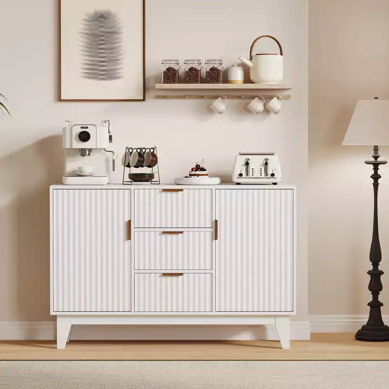 CuisinSmart 47,2 Credenza Moderna con Scanalature, Armadietto Contenitore in Legno con 3 Cassetti, 2 Ante e Ripiani Regolabili per Soggiorno Cucina