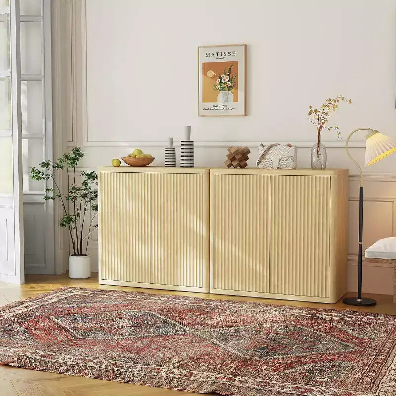 Credenza a 2 livelli con ante doppie scanalate, Madia moderna con ripiani regolabili per riporre oggetti in sala da pranzo e risparmiare spazio, Naturale
