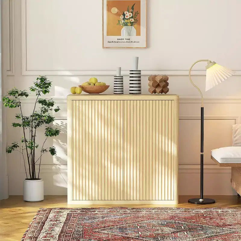 Credenza a 2 livelli con ante doppie scanalate, Madia moderna con ripiani regolabili per riporre oggetti in sala da pranzo e risparmiare spazio, Naturale