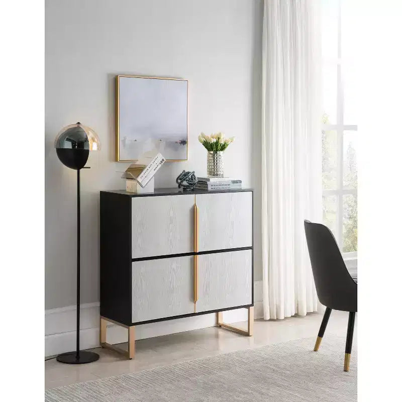 Meuble de rangement à quatre portes de 106,7 cm avec poignées de base en métal, adapté aux cuisines, salles à manger et salons.