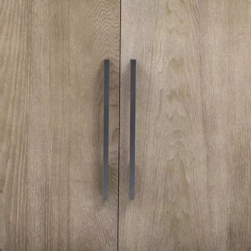 Madia/credenza in legno con due maniglie metalliche e due ante, adatta per corridoi, ingressi e soggiorni.