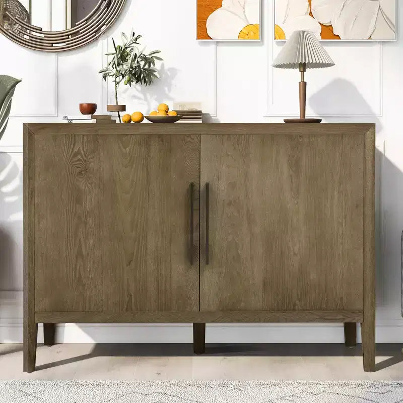 Madia/credenza in legno con due maniglie metalliche e due ante, adatta per corridoi, ingressi e soggiorni.