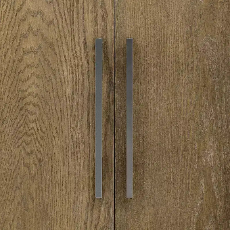 Madia/credenza in legno con due maniglie metalliche e due ante, adatta per corridoi, ingressi e soggiorni.