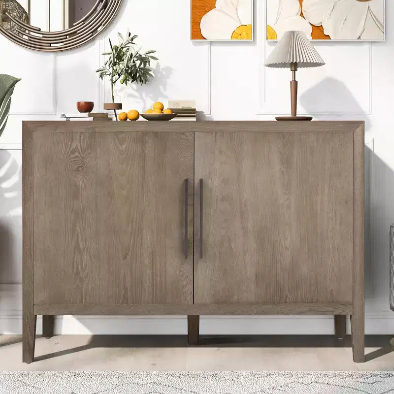Madia/credenza in legno con due maniglie metalliche e due ante, adatta per corridoi, ingressi e soggiorni.