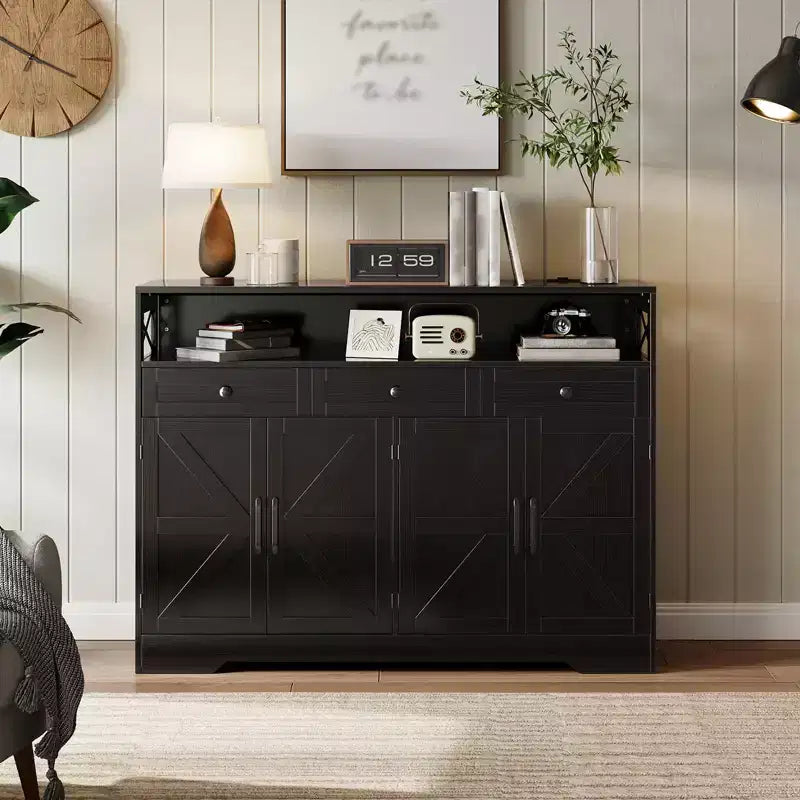 Credenza con cassetti e ripiani, dotata di spazio contenitivo e stazione di ricarica, adatta per cucine, sale da pranzo e soggiorni.