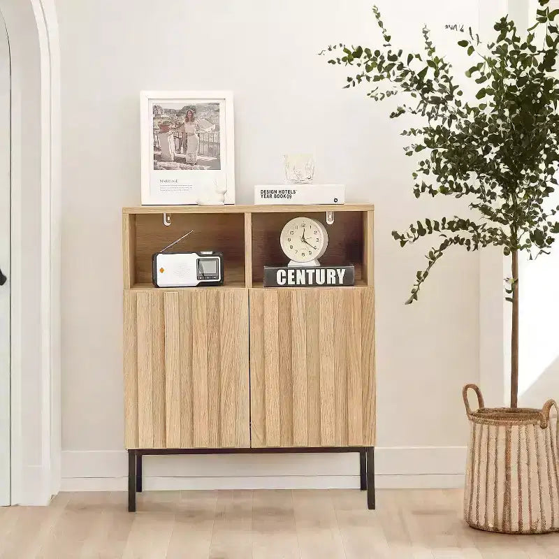 23.6 Credenza scanalata con armadietto contenitore, credenza buffet con anta a pannelli scanalati e gambe in metallo