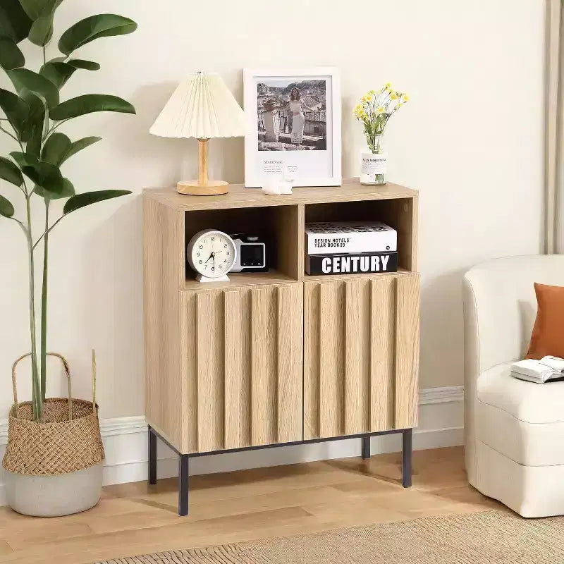23.6 Credenza scanalata con armadietto contenitore, credenza buffet con anta a pannelli scanalati e gambe in metallo